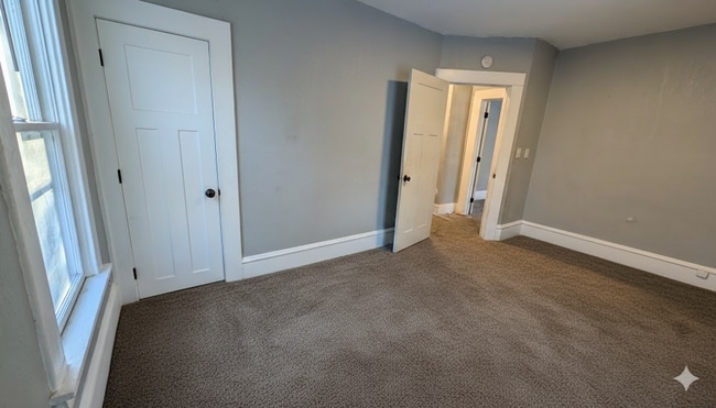 Building Photo - Come home to this great single family home with tons of charm and a beautiful yard