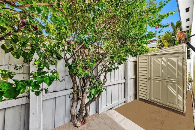 Building Photo - 348 Palm St