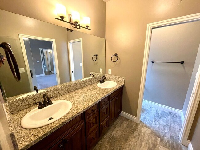 Building Photo - Beautiful 3 Bedroom Home in Central Kingman!