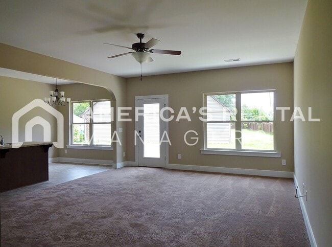 Building Photo - Home in Tuscaloosa..... Available to View Now!!!