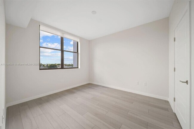 Building Photo - 555 NE 8th St