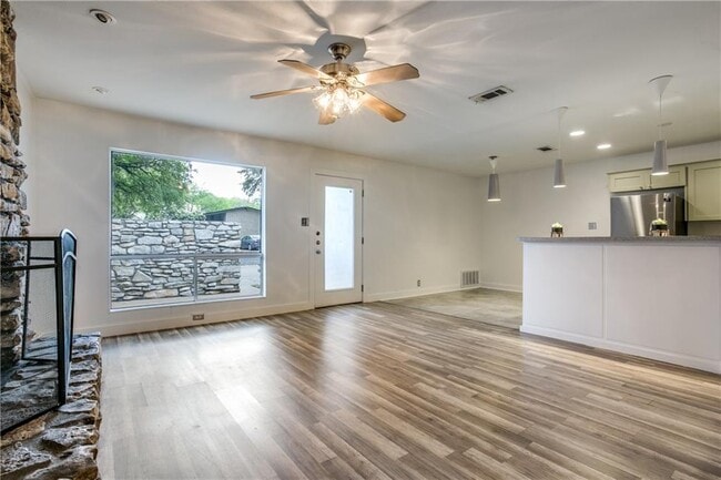 Building Photo - 2313 La Casa Dr