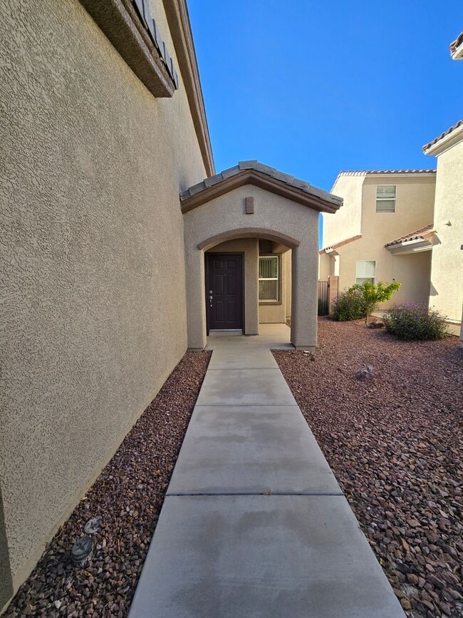 Building Photo - An Amazing 3 Bedroom, 2 Story Home in Silverstone Ranch.