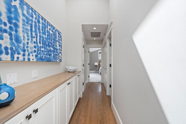 Building Photo - Stunning Single Family Home in the Heart o...