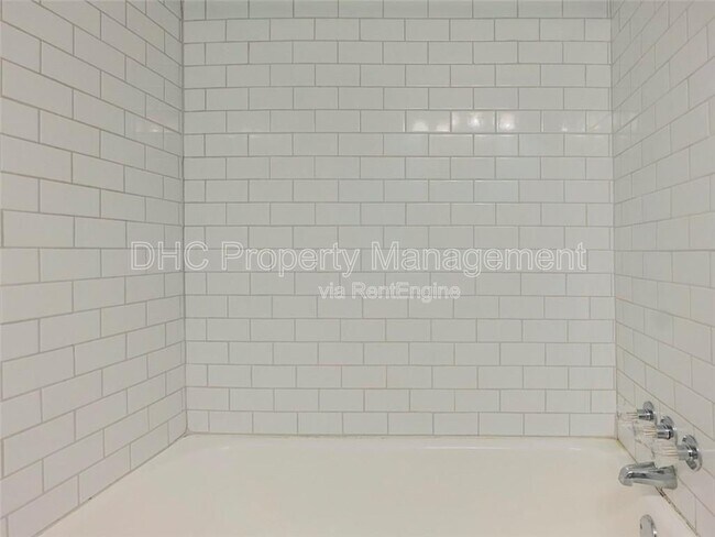 Building Photo - 161 Larose Cir SE