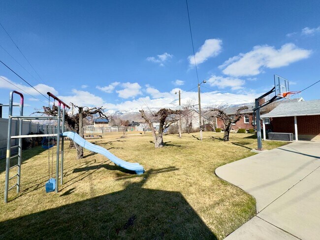 Building Photo - 1657 N 400 W