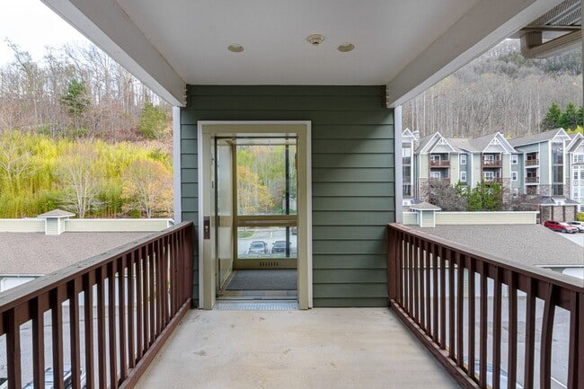 Building Photo - Beautiful 1-Bedroom Condo with Detached Garage in Eastwood Village Complex (Water Included)