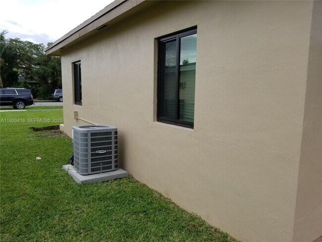 Building Photo - 949 NW 10th St