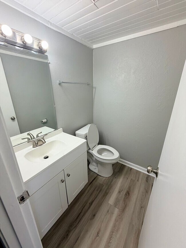 Building Photo - 2472 Woodhill Dr