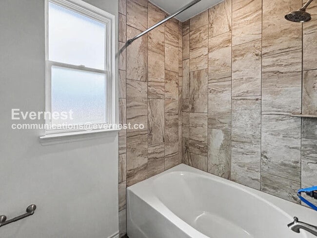 Building Photo - Limited Time Special Offer / 4 Bed, 2 Bath Home with Garage / Pet-Friendly / Vouchers Accepted / ...