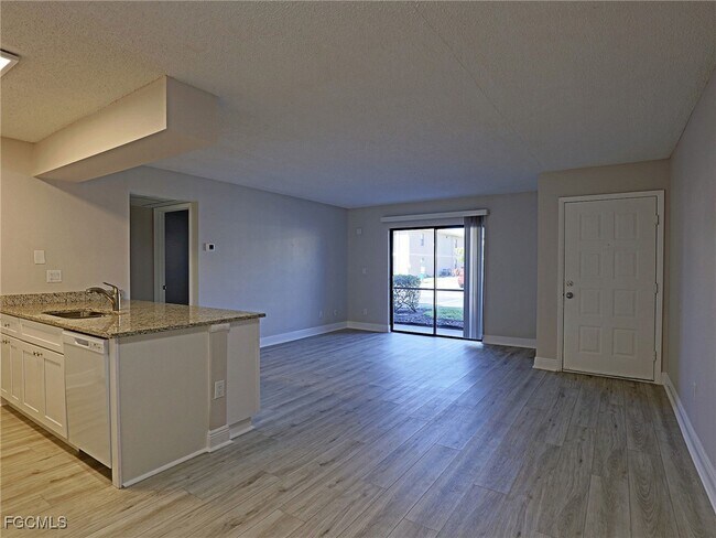 Building Photo - 5305 Summerlin Rd