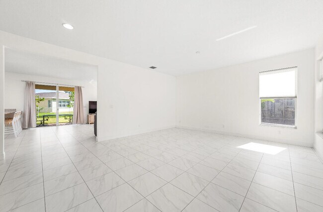 Building Photo - 2011 NW Cataluna Cir