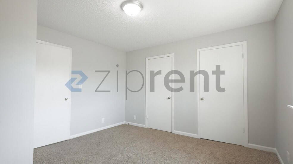 Building Photo - Unit APT E
