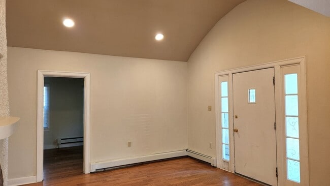 Building Photo - Move in Special! Large Beautiful South Hil...