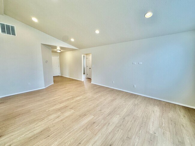 Building Photo - New on the market!