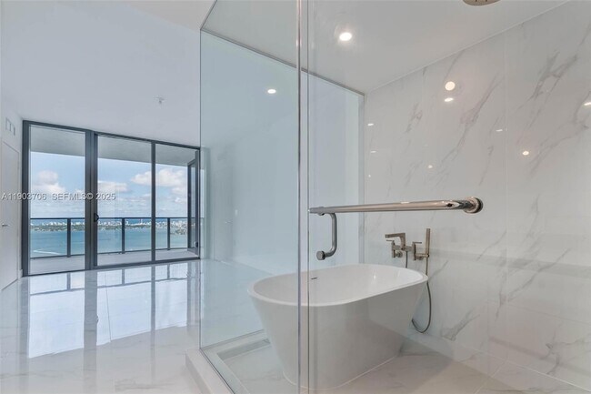 Building Photo - 700 NE 24th St