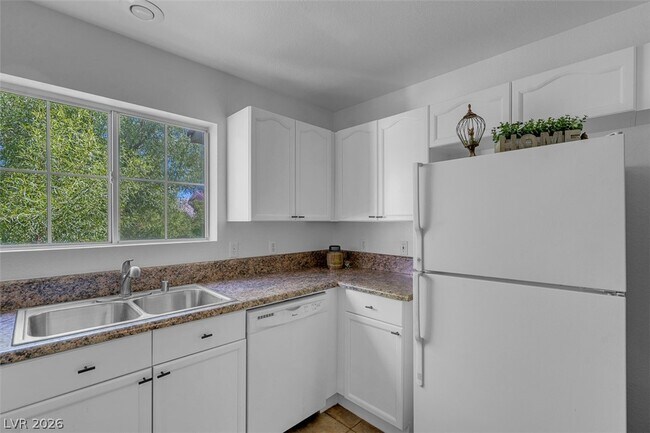 Building Photo - 353 Amber Pine St