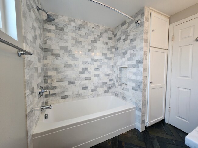 Building Photo - 1219 Essex Ln