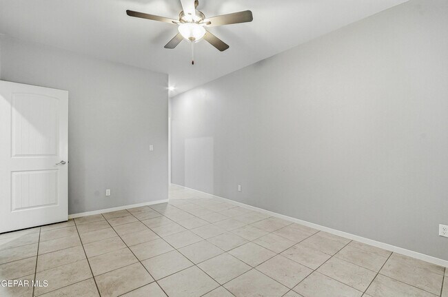 Building Photo - 11500 Summer Dr