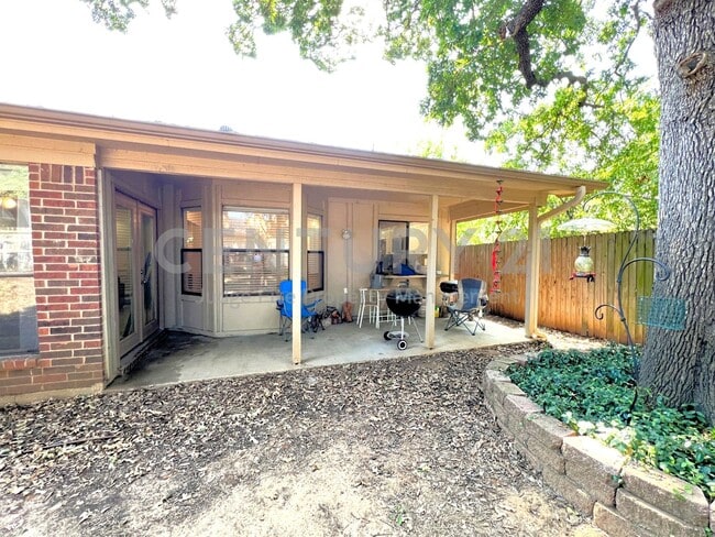 Building Photo - Beautifully Maintained 3/2/2 in Bedford!