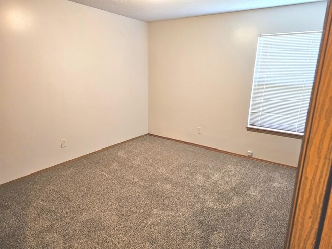 Building Photo - 726 Highland Ridge Dr