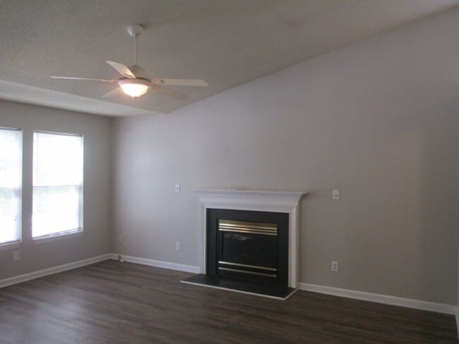 Building Photo - Wonderful 3 bedroom, 2 bathroom, home with fenced in yard! Available December 21, 2025!