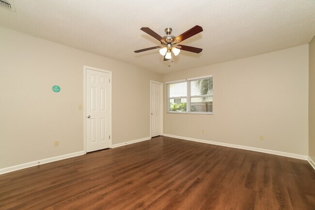 Building Photo - 10533 Docksider Dr E