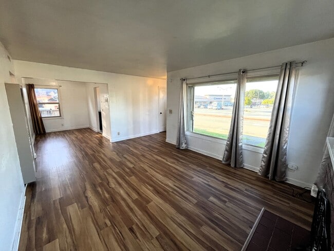 Building Photo - 905 W Harris St