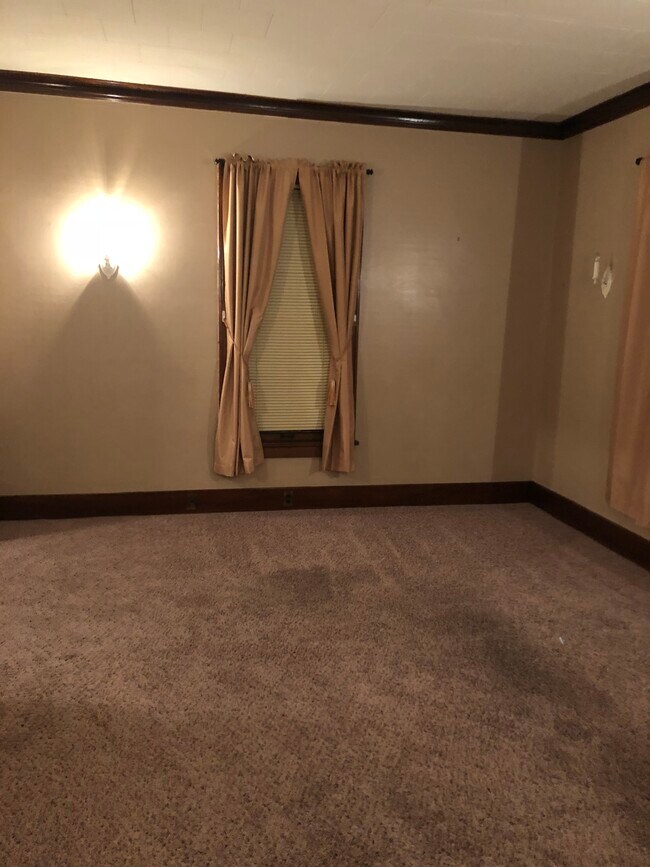 Building Photo - 558 Monroe St