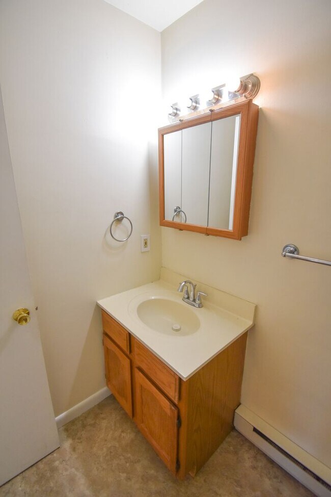 Building Photo - Two Bedroom Apartment in Jersey Shore with Many Amenities!