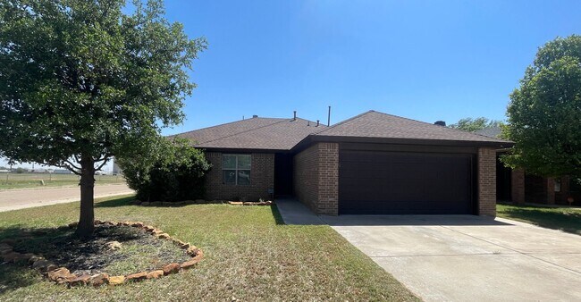 Building Photo - 3/2/2 - South of Loop 289, off of 89th & A...