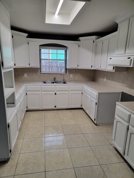 Building Photo - 610 W Blue Jay Ave