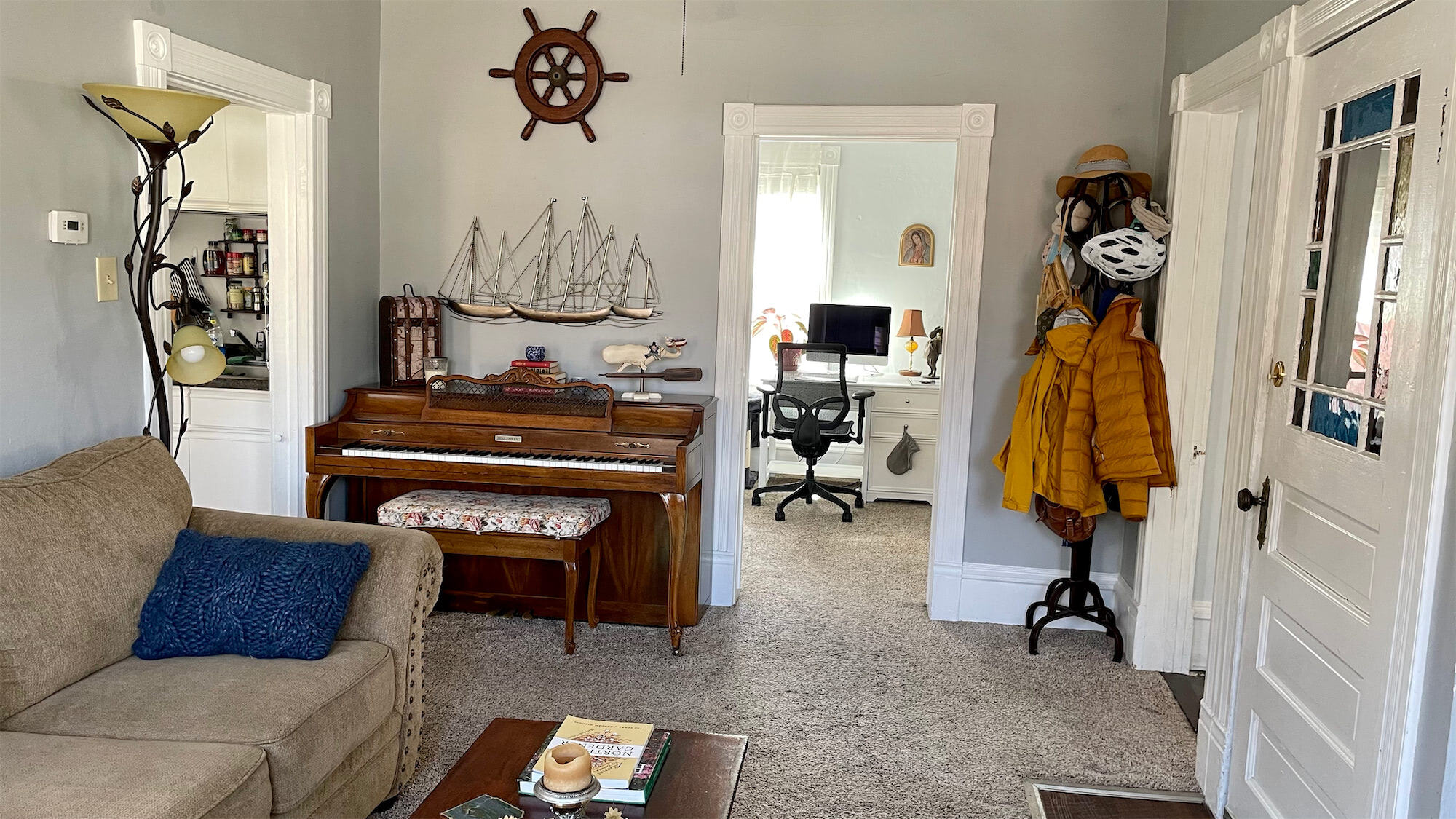 living room - 401 Laurel St W