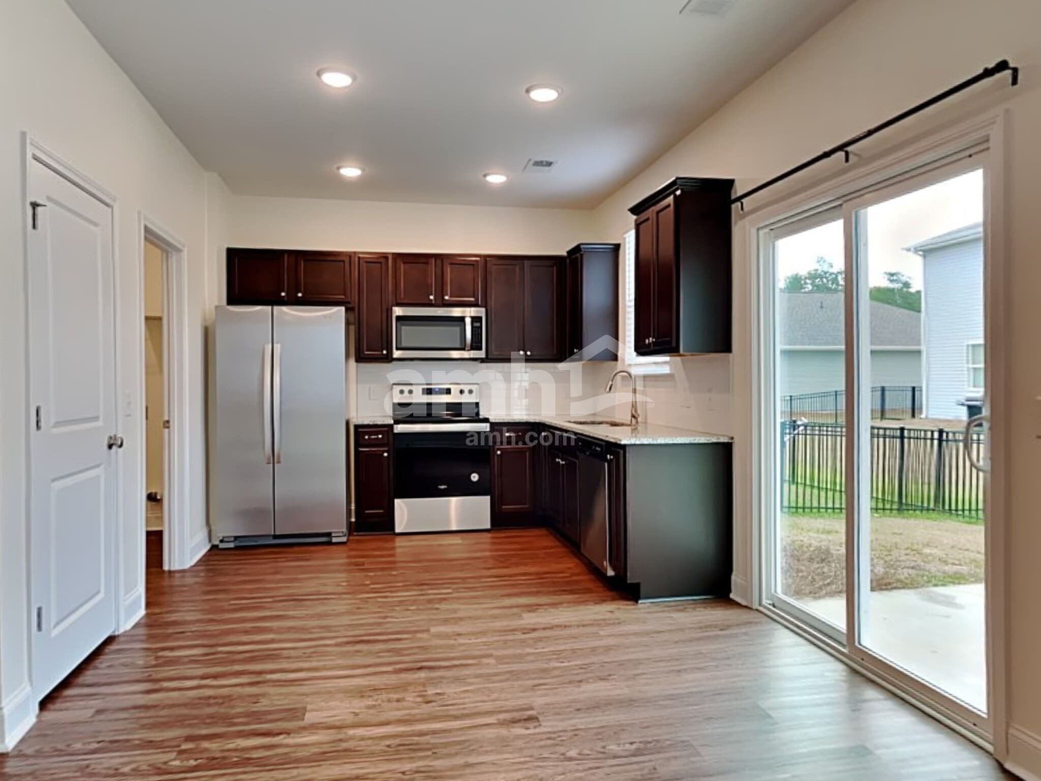 Building Photo - 223 S Live Oak Dr