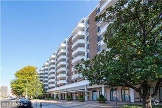 Building Photo - Renovated 1BR, 1BA + Garage Space. 2 Block...