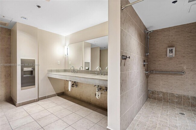 Building Photo - 2641 N Flamingo Rd