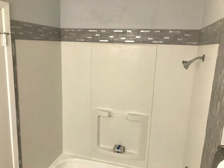 masterbathroom tub - 10822 Green Brook Dr