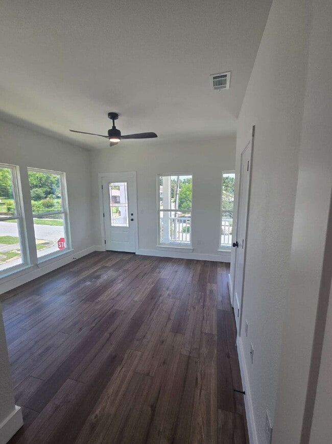 Building Photo - New Construction, 3 bed 3 bath near downtown!
