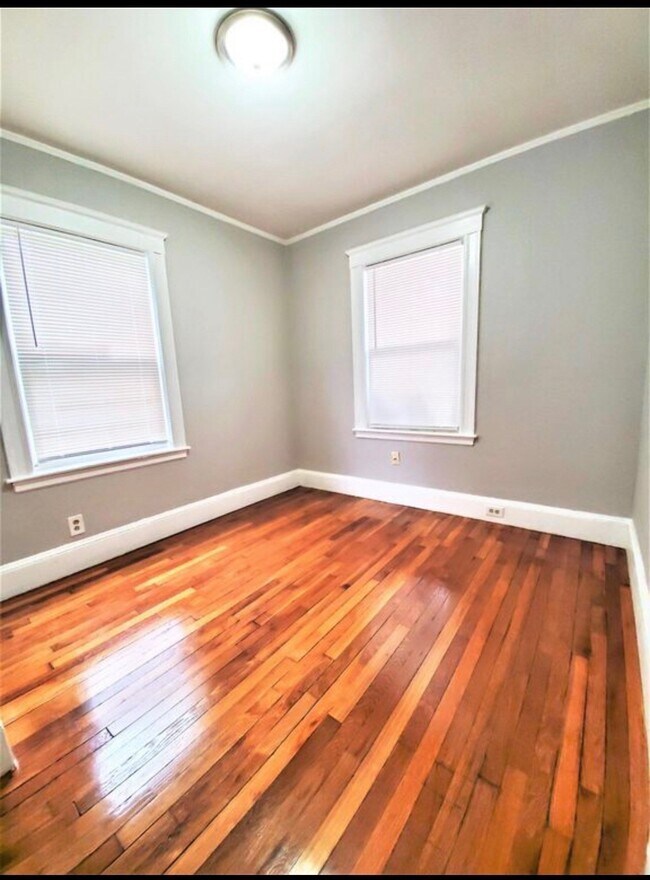 Building Photo - 11 Monponset St