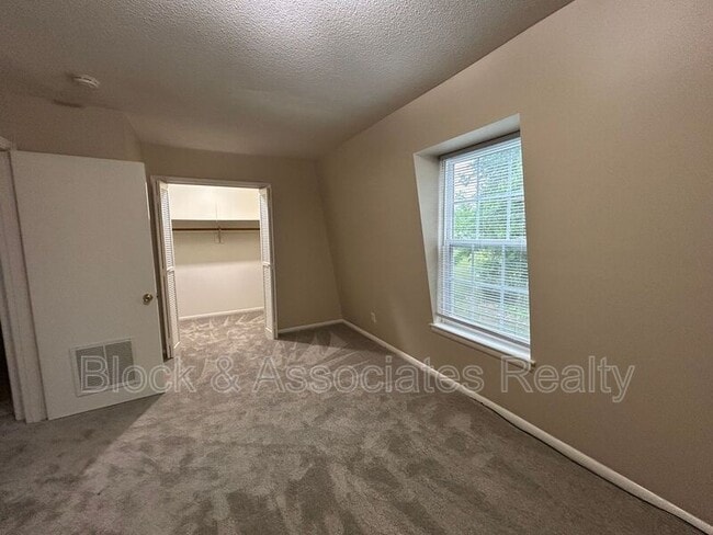 Building Photo - 3816 Country Club Rd