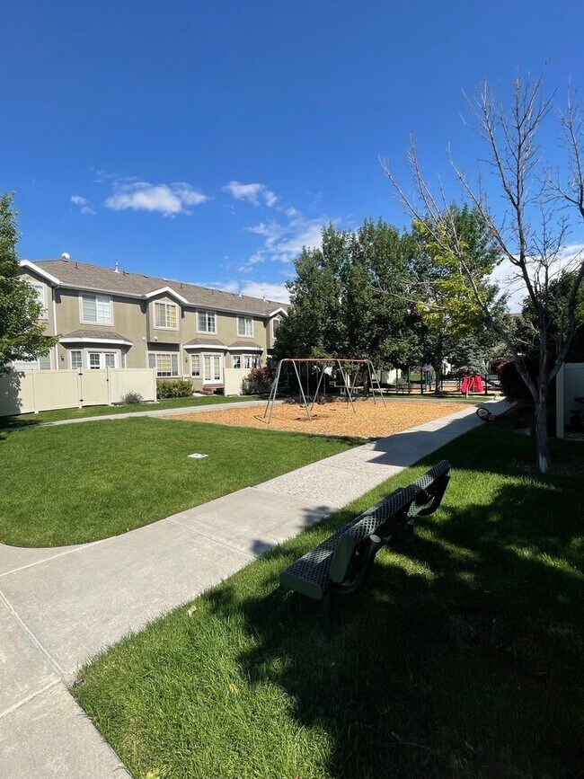 Building Photo - Saratoga Townhome