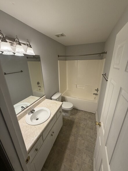 Full Bath - 2058 Reserve Ln