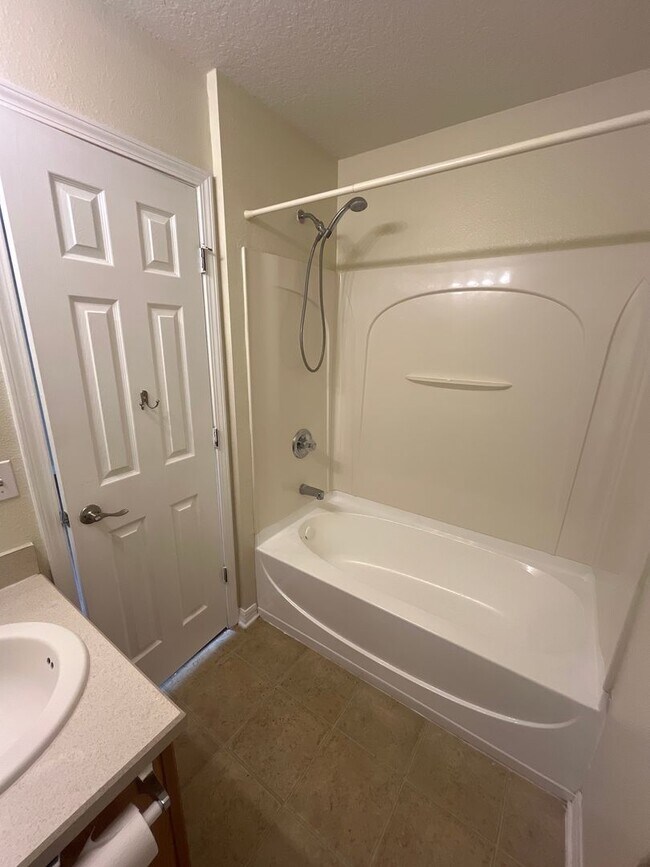 Building Photo - Stylish 2-Bed Modern Home at an Unbeatable...