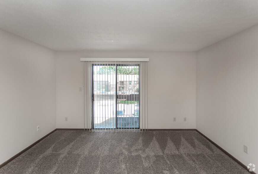 1BR, 1BA - 645 SF - Basswood Apartments