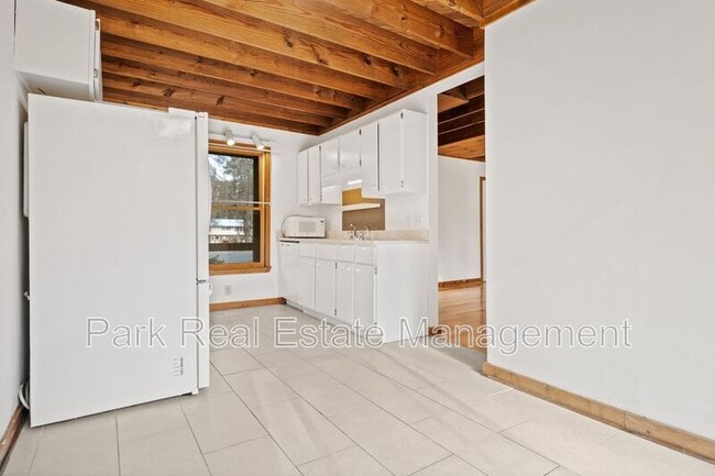 Building Photo - 205 W Poplar Ave