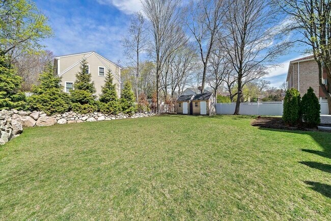 Building Photo - 144 Linden St