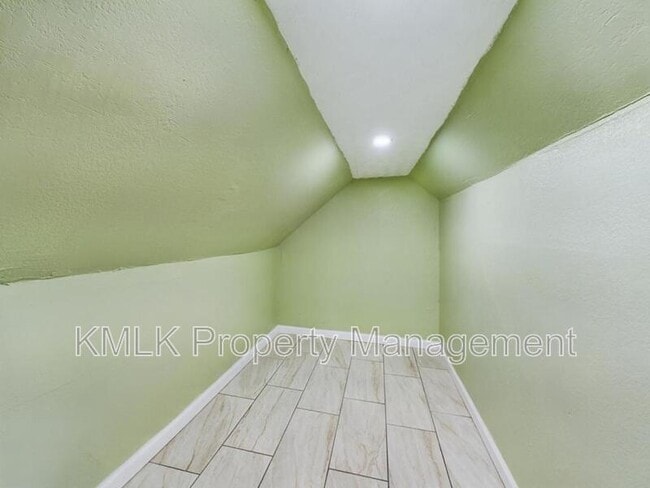 Building Photo - 187 W Long St