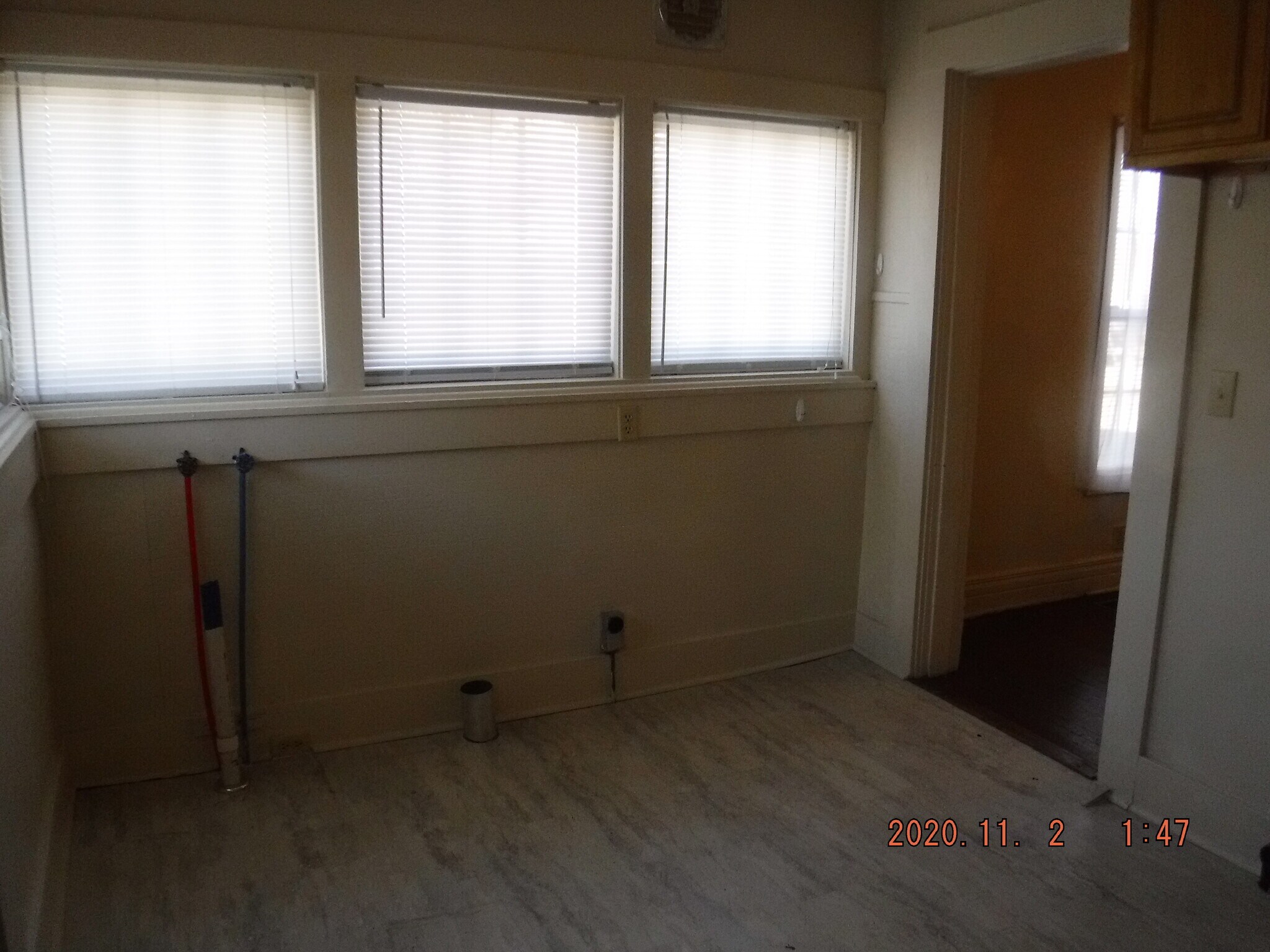 kitchen, laundry hook-ups - 102 S F St