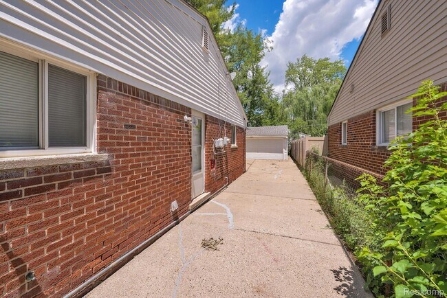 Building Photo - 25636 Norfolk St