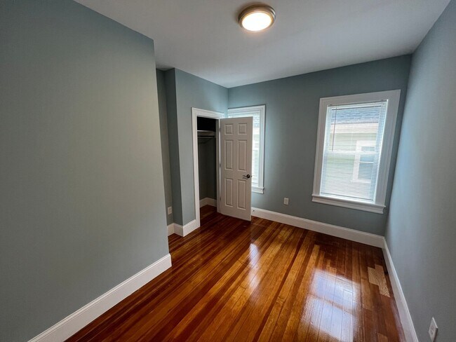 Building Photo - Renovated 4 bed 2 baths in Somerville.... Don't miss out!